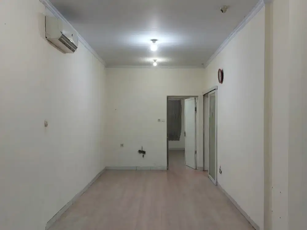 Disewakan Rumah di Duta Mas Jelambar, Jakarta Barat, Ukuran 9X20m2,Cocok Utk Garment, Harga : 120 Jt/Thn