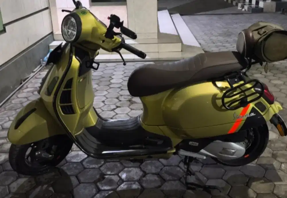 Vespa GTS Green