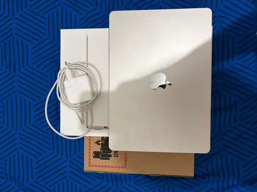 Macbook Air M2 13inch Ram 16GB Gold Resmi