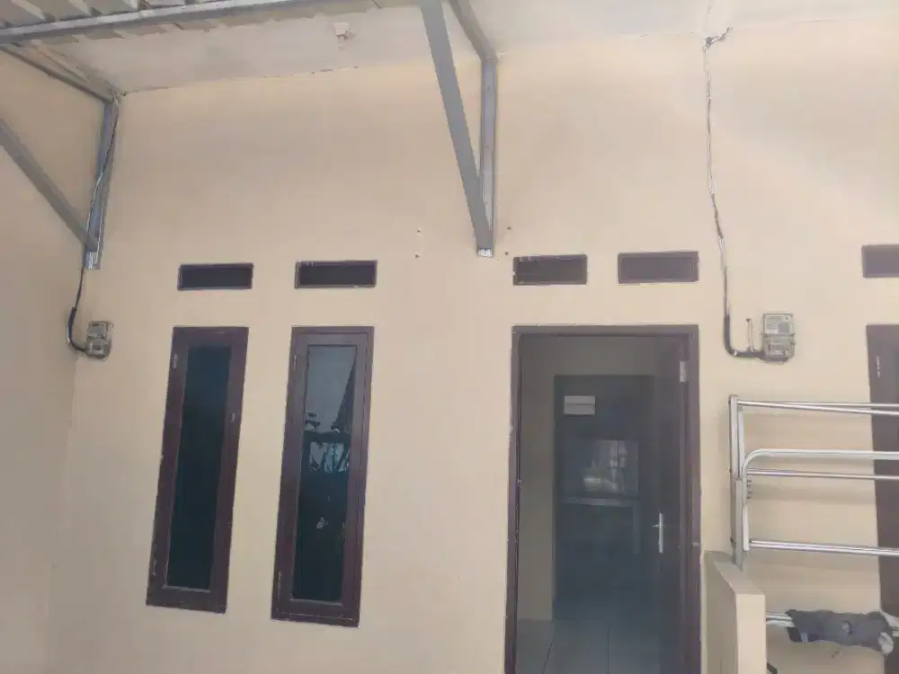 Di kontrakan Rumah Petak dekat Alfamidi Sunan Giri