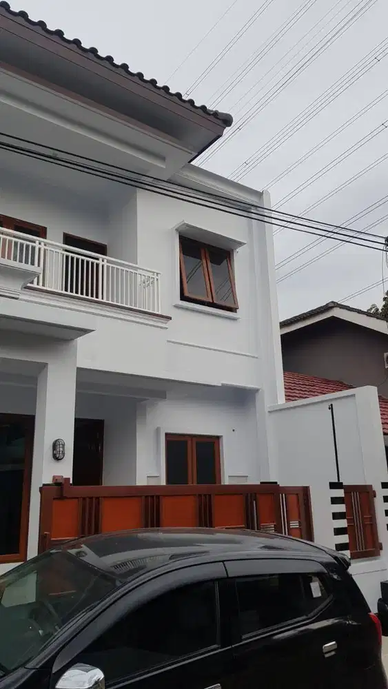 Dikontrakan Tahunan. Rumah 2 lantai.