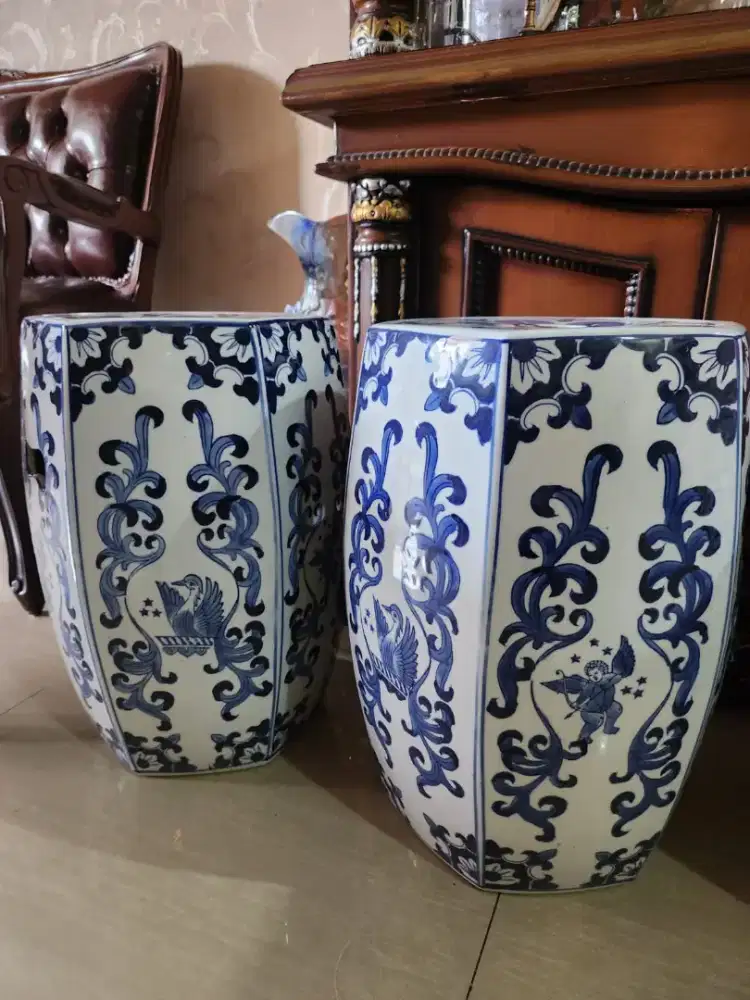 Dijual 2 Guci Duduk Keramik Motif Biru Putih