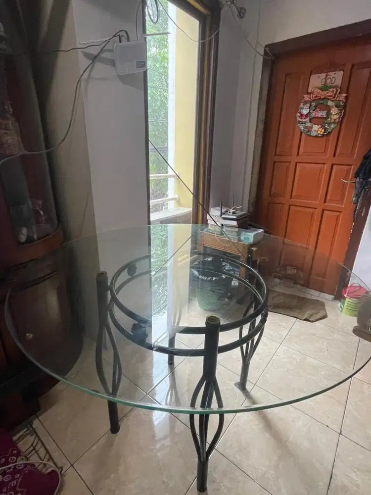 Meja bulat kaca