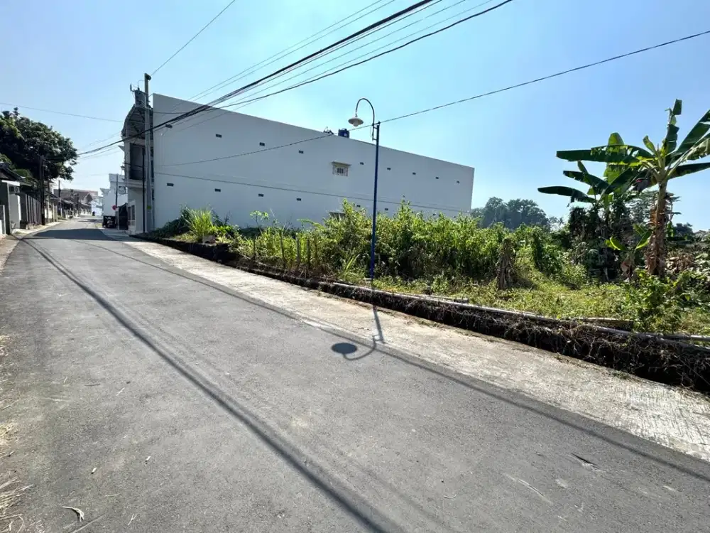 Tepi Jalan Aspal Lebar, Dekat Kampus UII Jogja