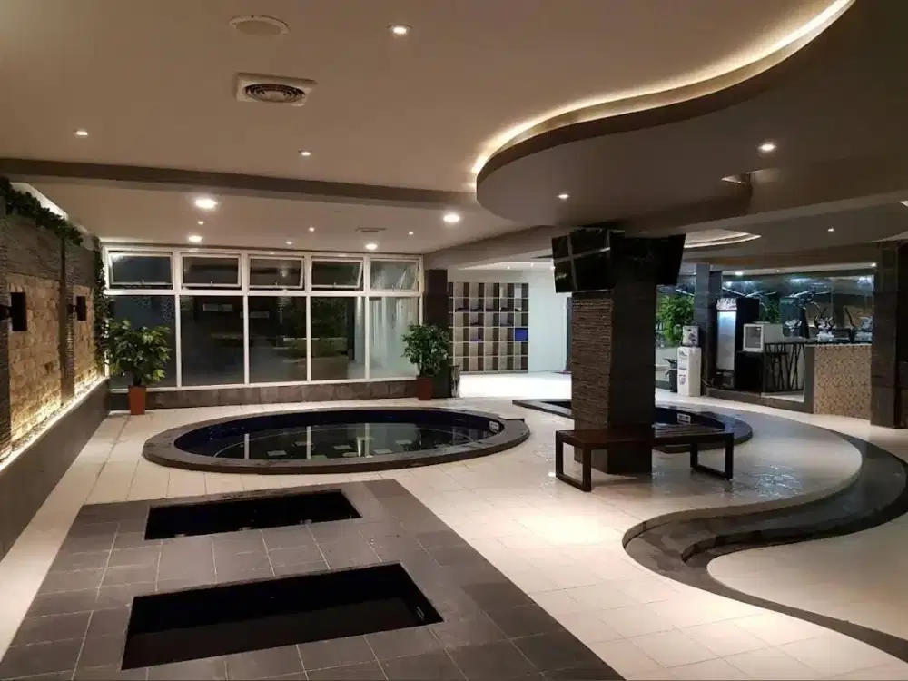 Tanah dan Bangunan Ruang Usaha Mewah dengan Kolam Renang Pribadi Jl. Magelang