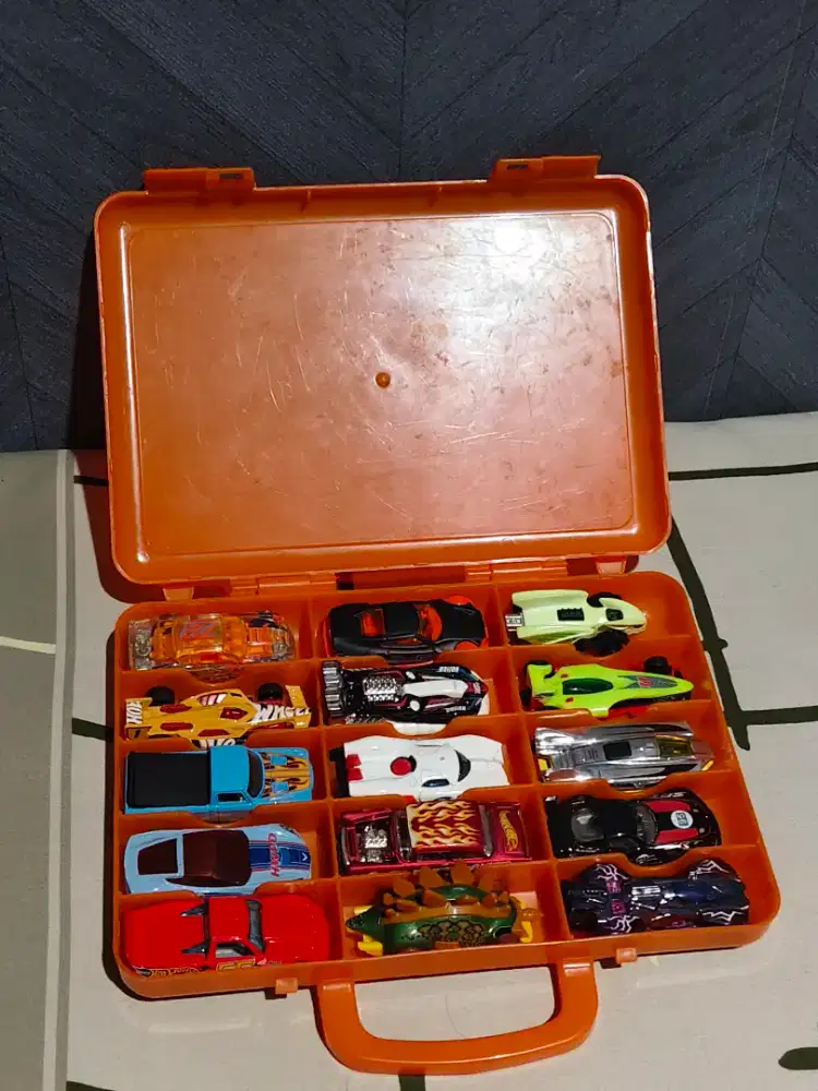 Di jual koper penyimpanan Hotwheels beserta Hotwheels nya