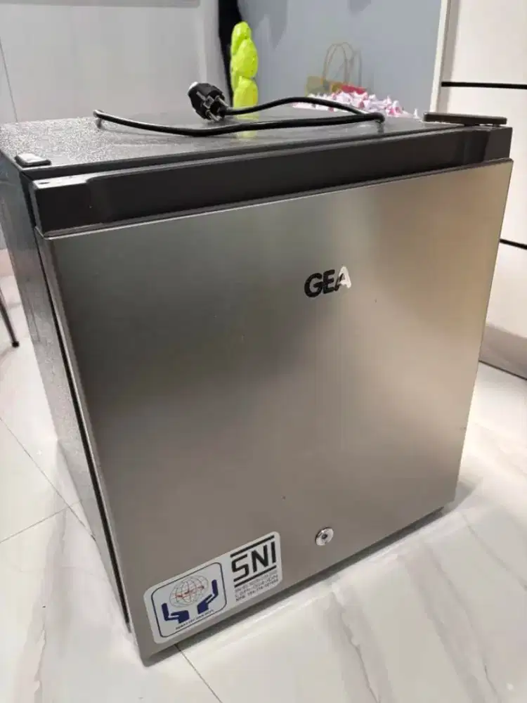 Kulkas mini portable GEA