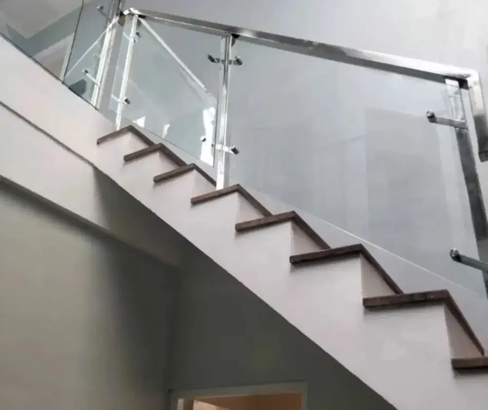 Railing tangga modern stainless kaca#390
