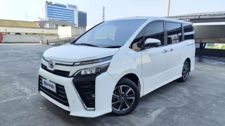 TERMURAH Toyota Voxy 2.0 Bensin-AT 2018 ERJ B