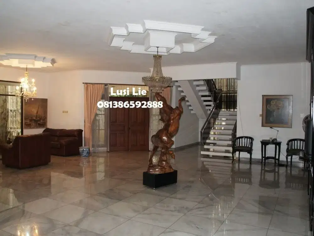 Rumah besar Hoek Puri Indah area komersil cocok utk usaha