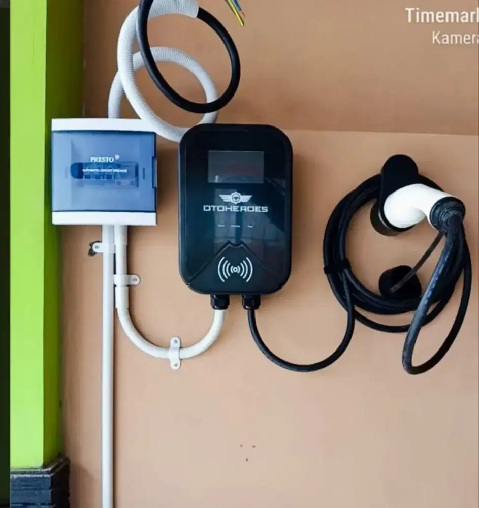 Teknisi Pasang wall charging mobil listrik