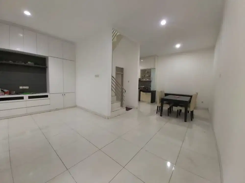 DIJUAL RUMAH BAGUS TERAWAT 3 LANTAI HADAP BARAT DAYA TERMURAH DI CITRA GARDEN 5