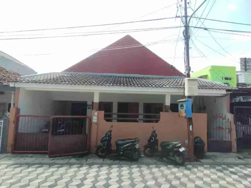 Dijual Rumah Bonus Kamar Kost Dekat Sutos Surabaya