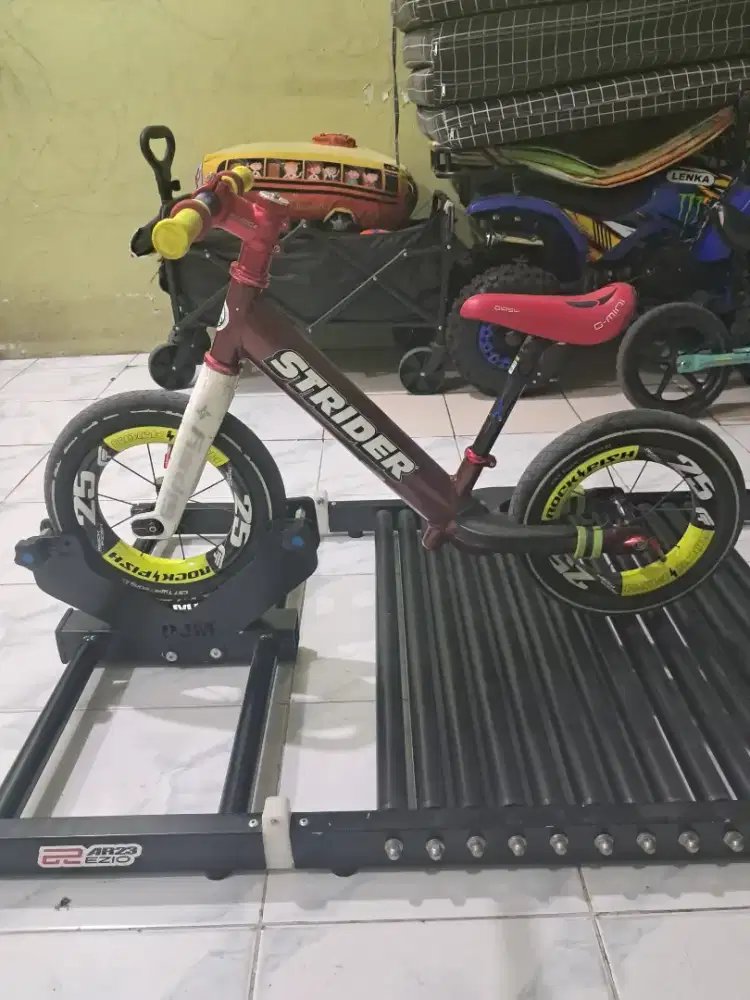 sepeda balance bike + roller