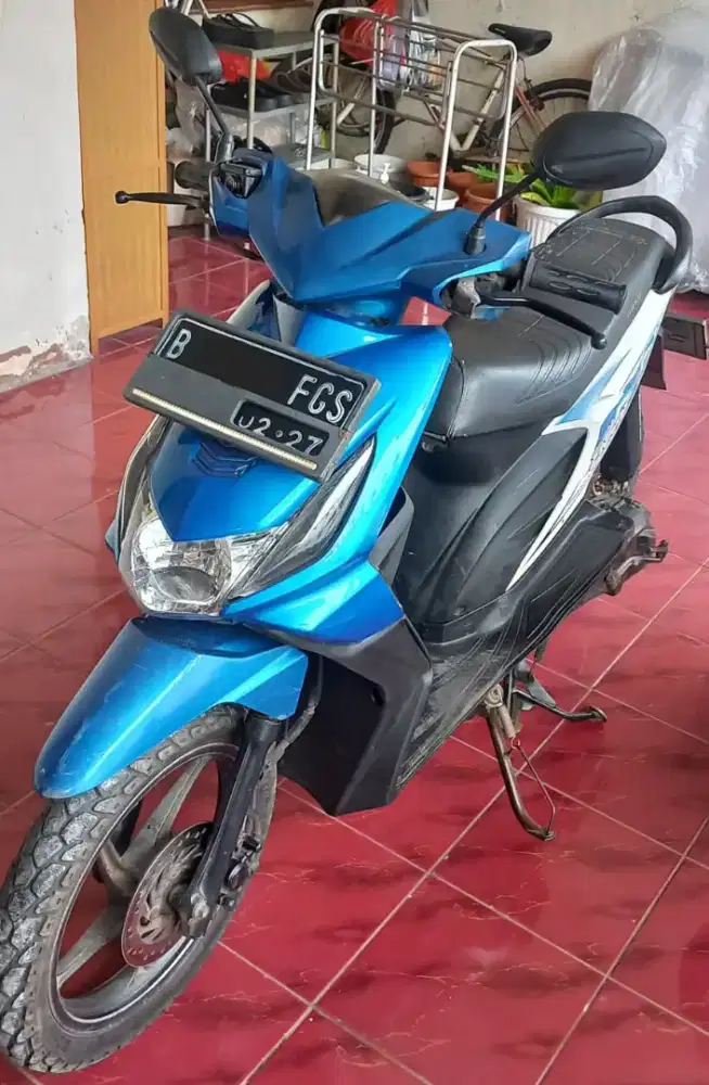 Honda Beat Karbu 110cc warna Biru Putih tahun 2012