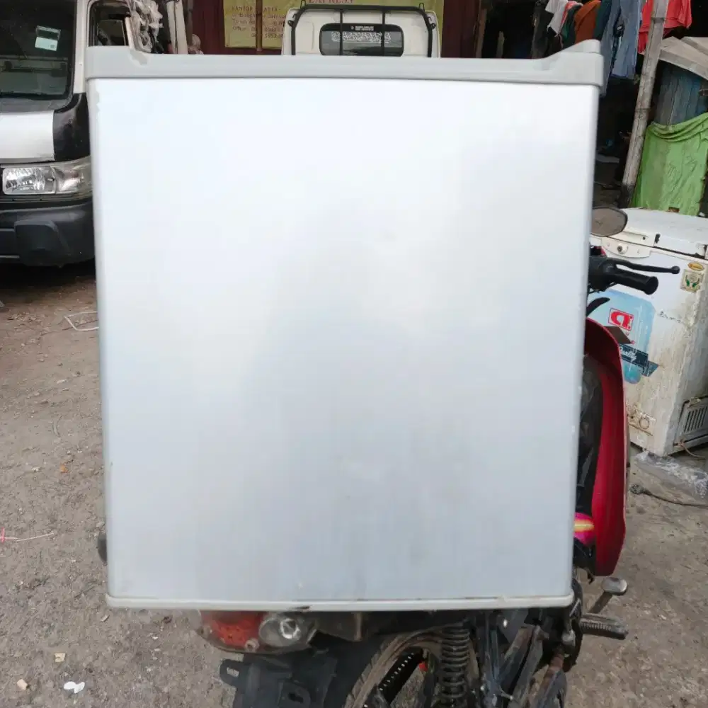 Kulkas minibar sanken