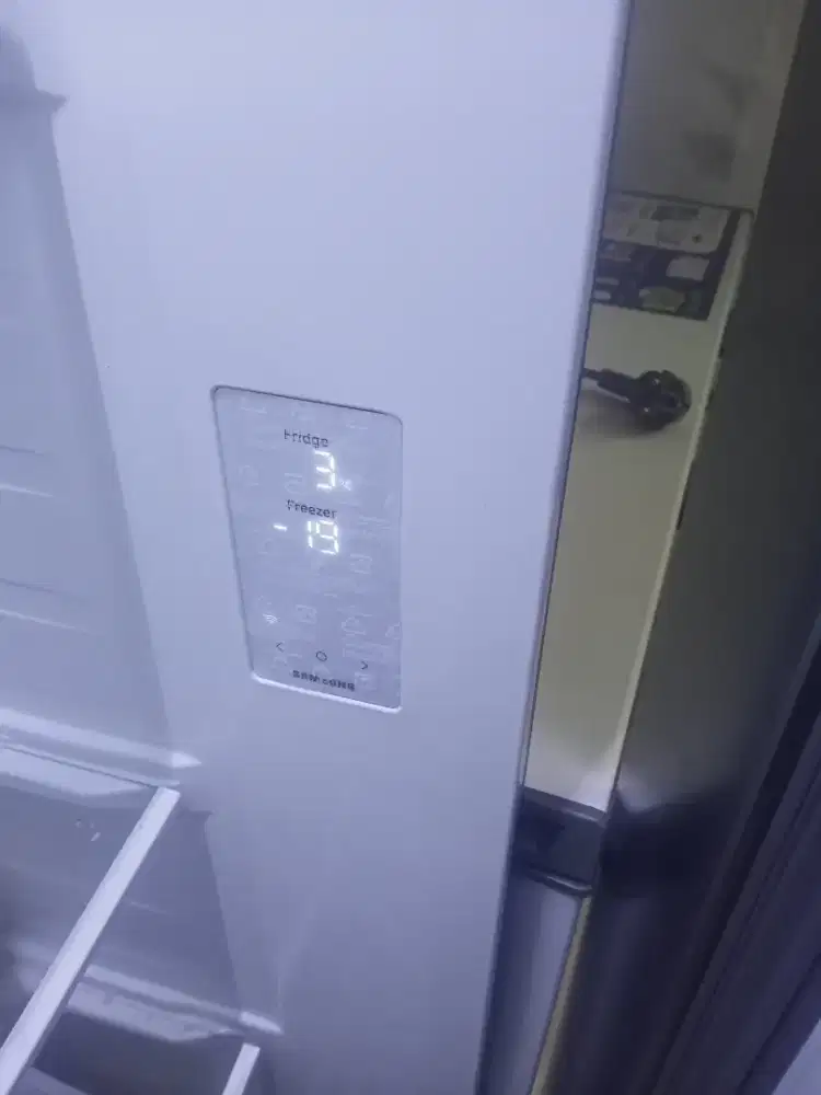 Kulkas Samsung 2 pintu bukaan samping kapasitas 603L