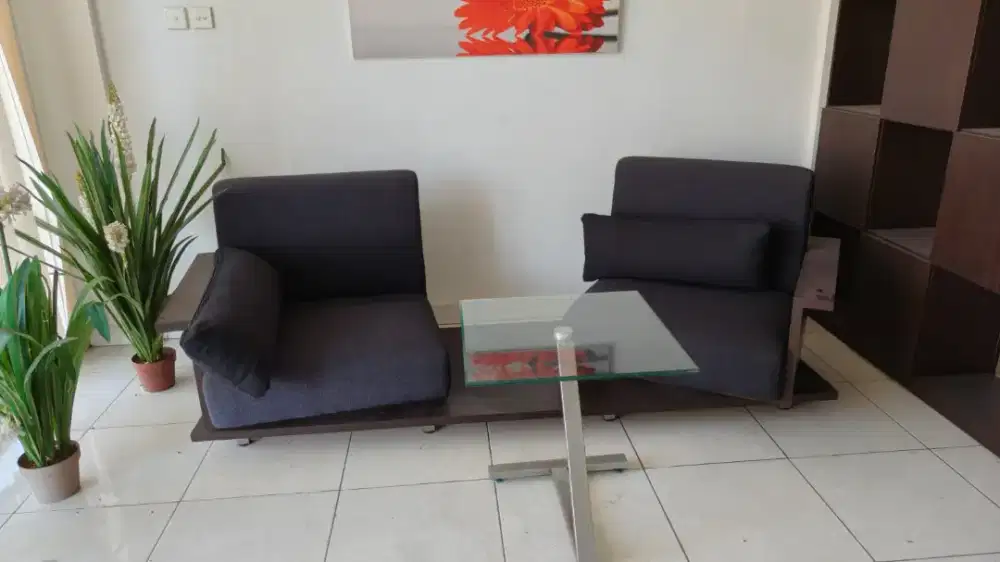 Sofa santai dengan meja