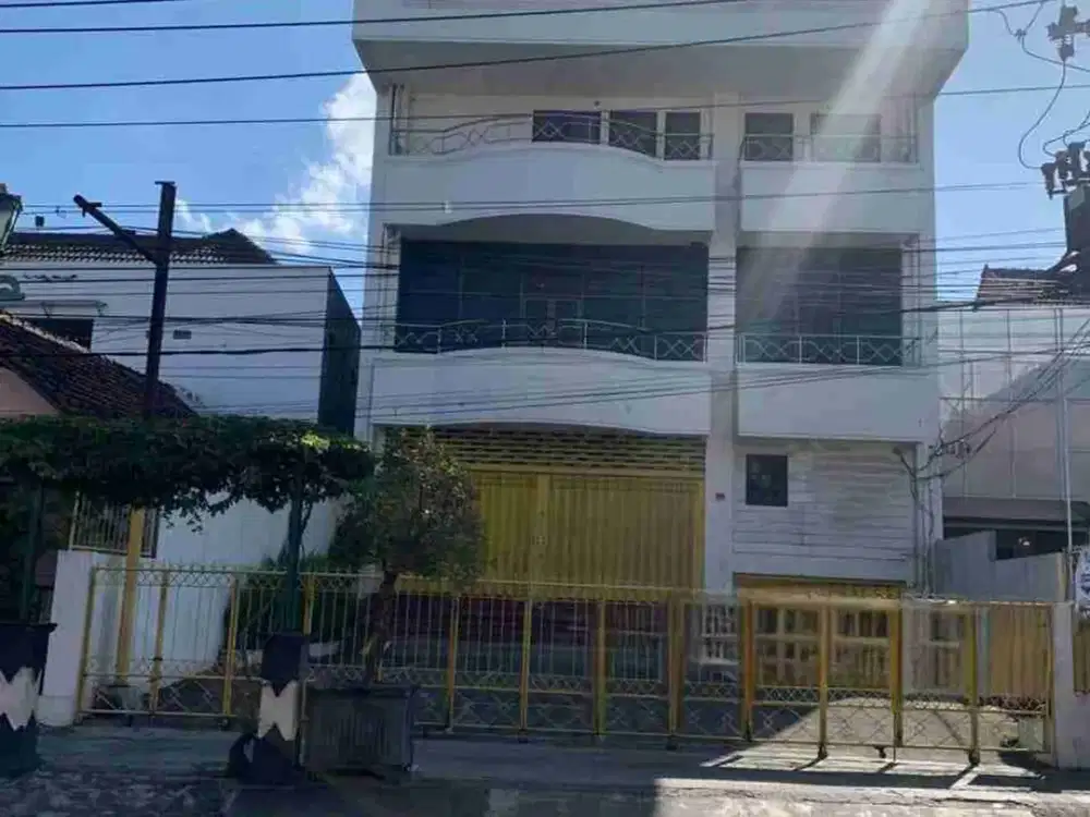 Disewakan Gedung 3 Lantai + Basement Strategis Dekat Ugm