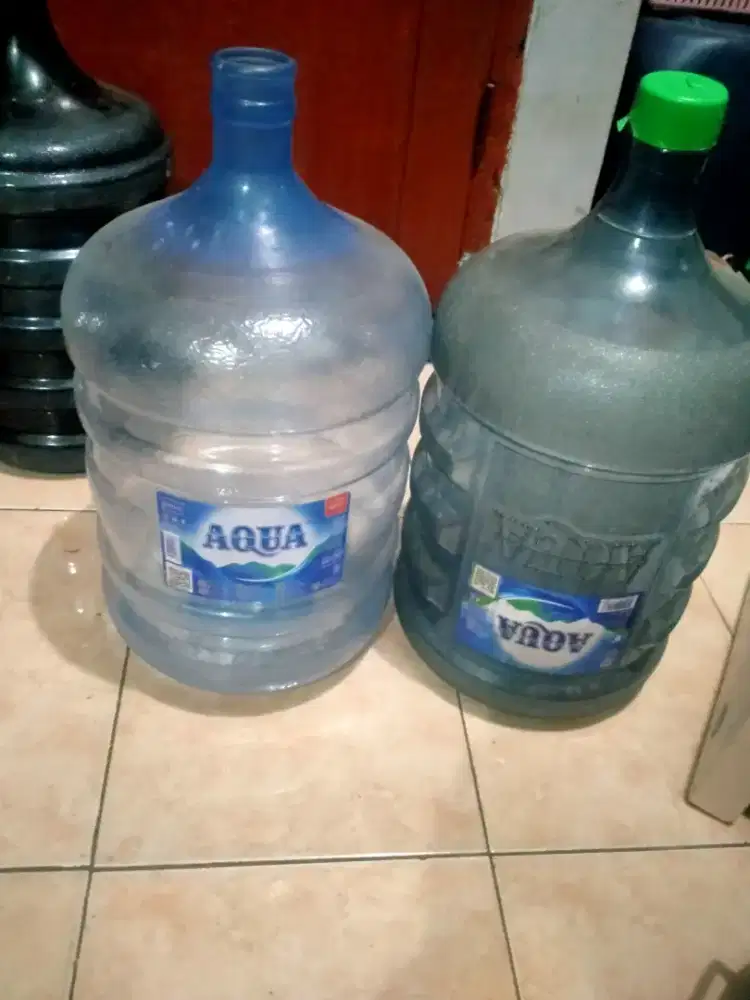2galon Aqua  lama dan baru