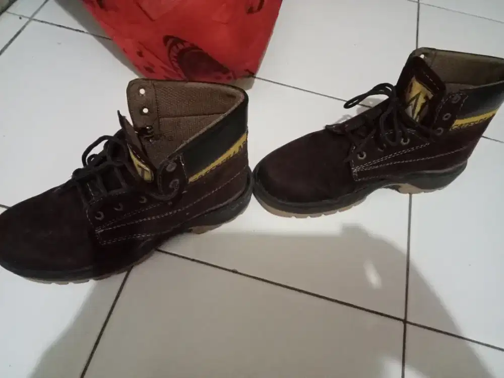 Sepatu pria ukuran 40