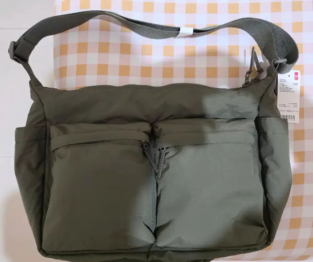 UNIQLO Sling Bag. (Kondisi BARU !!! )