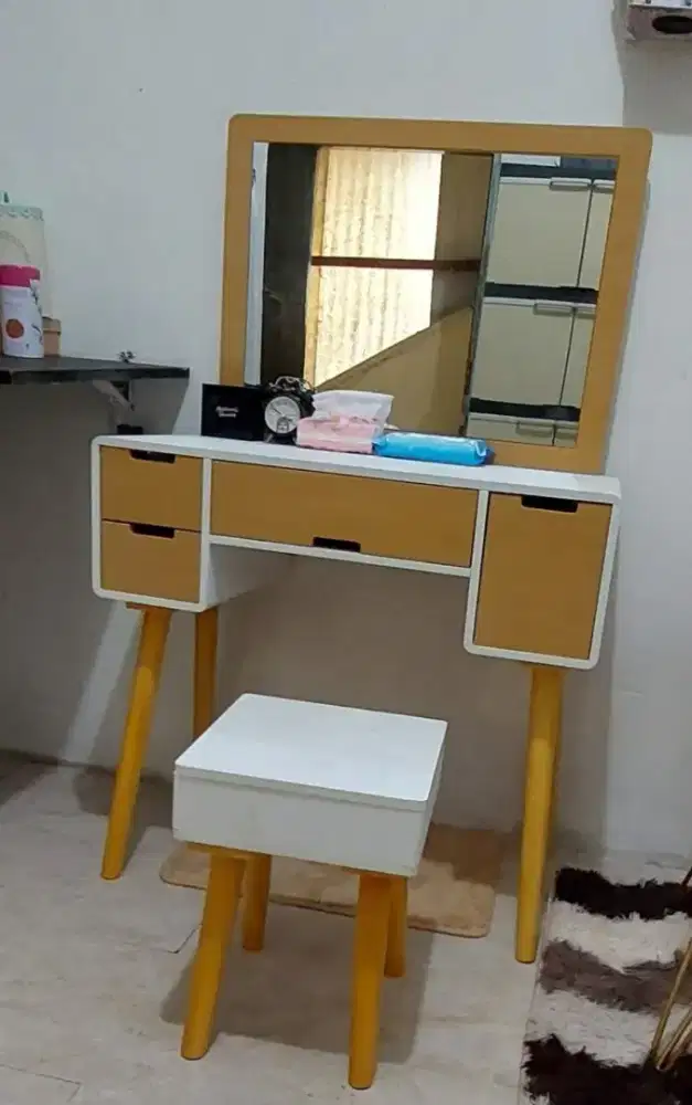 meja rias estetik kayu minimalis