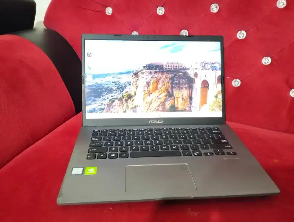 Asus vivobook x409u core i7-8650/RAM 8GB SSD 512/ VGA Nvidia mx230