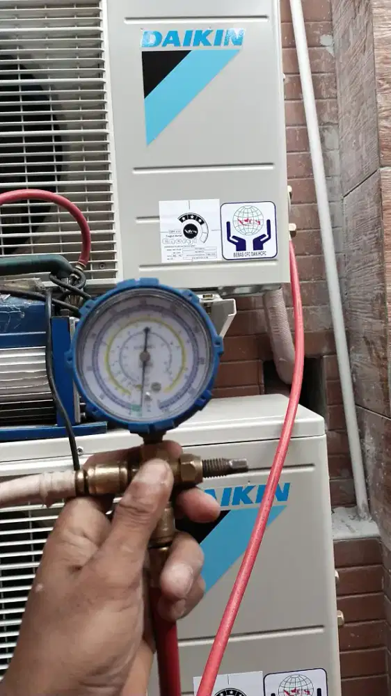 Menerima service AC,bongkar pasang,isi freon dll