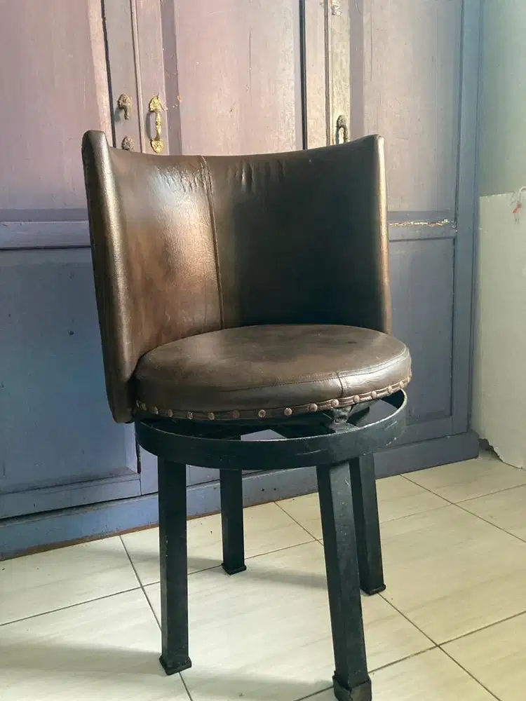 Kursi besi berputar