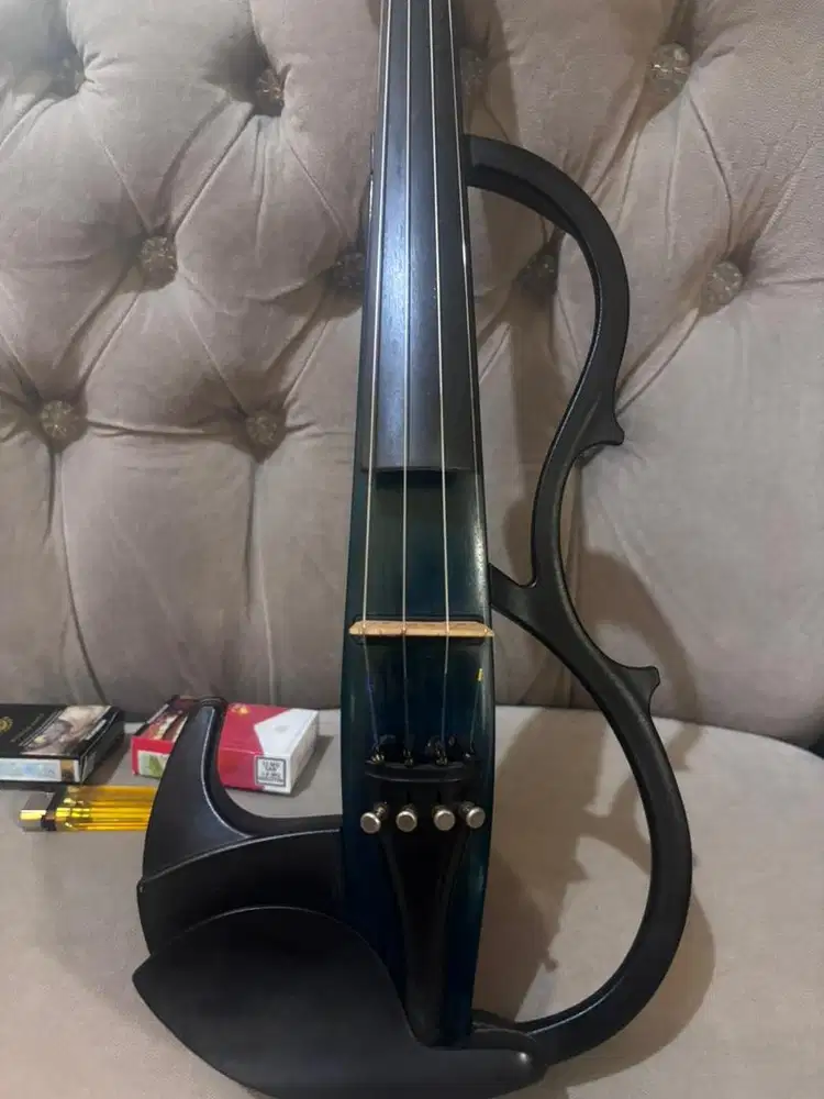 Yamaha SV200 electric violin