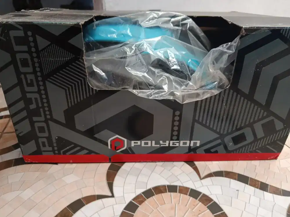 Helm poligon original