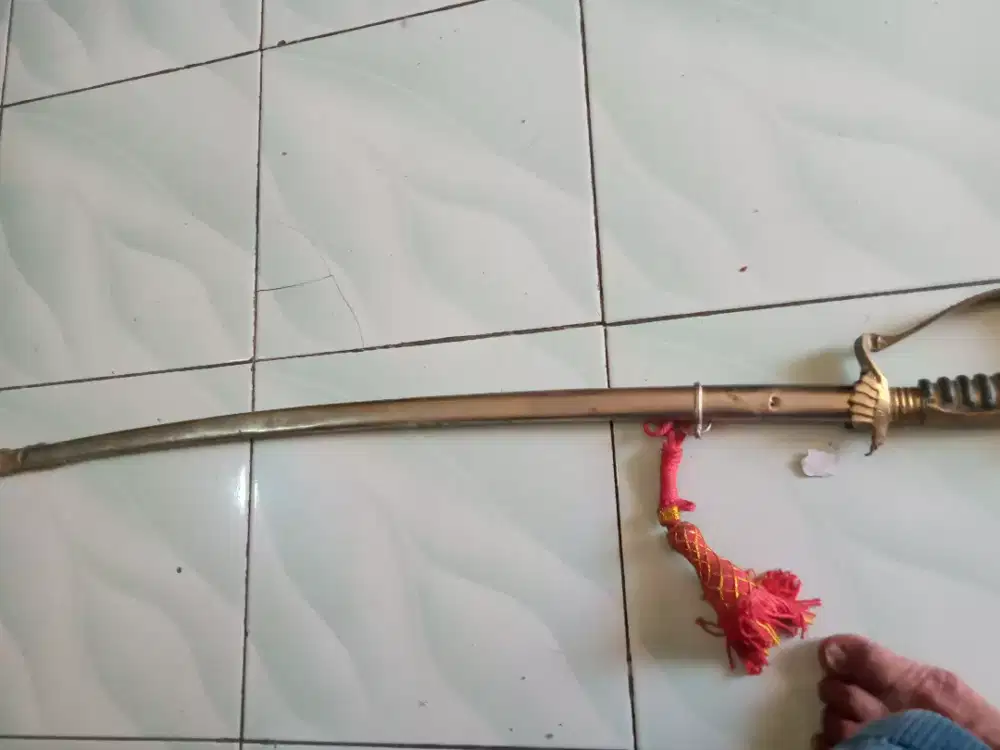 Pedang komando perak
