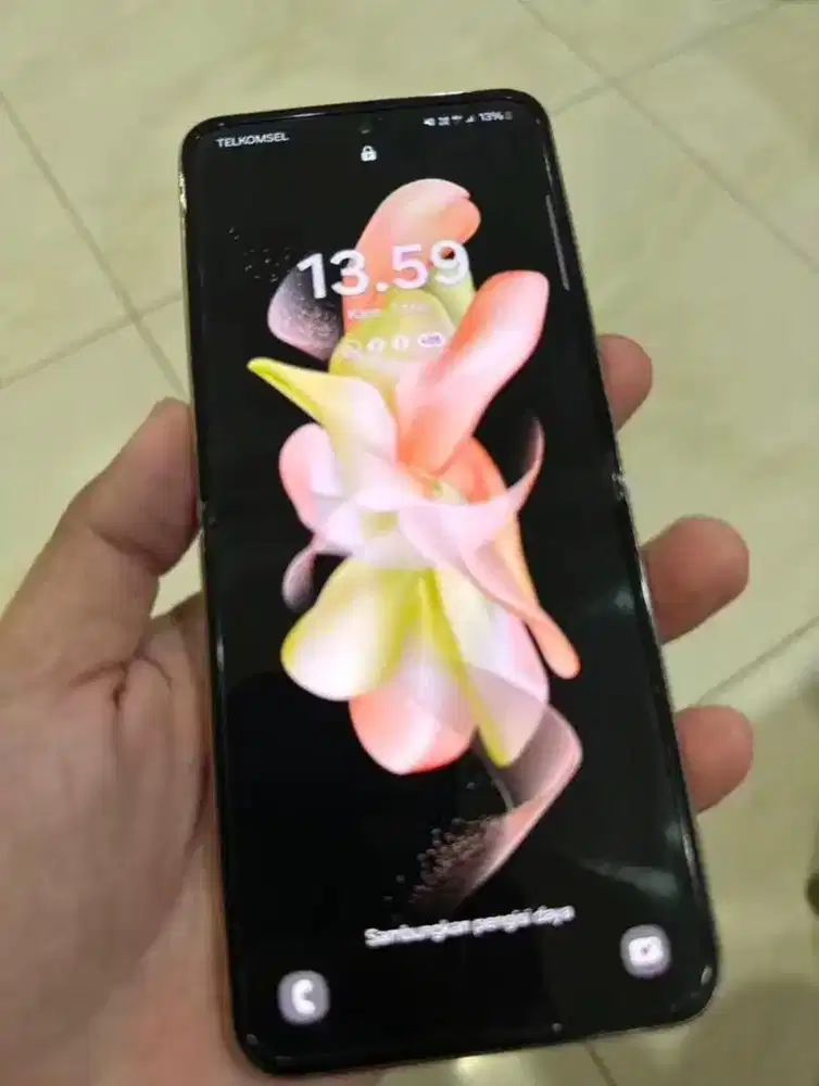 Di jual Galaxy Z Flip4 berwarna Pink Gold 128GB