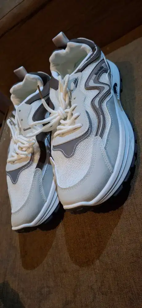 DIJUAL SEPATU OLAHRAGA