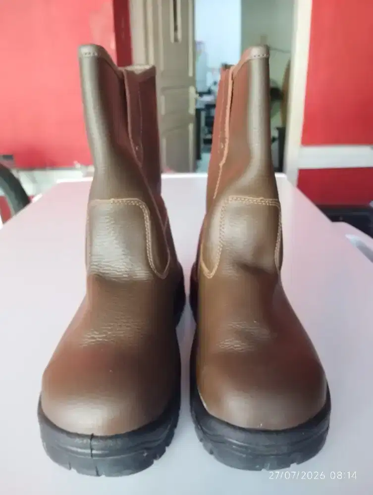 Sepatu safety crusher