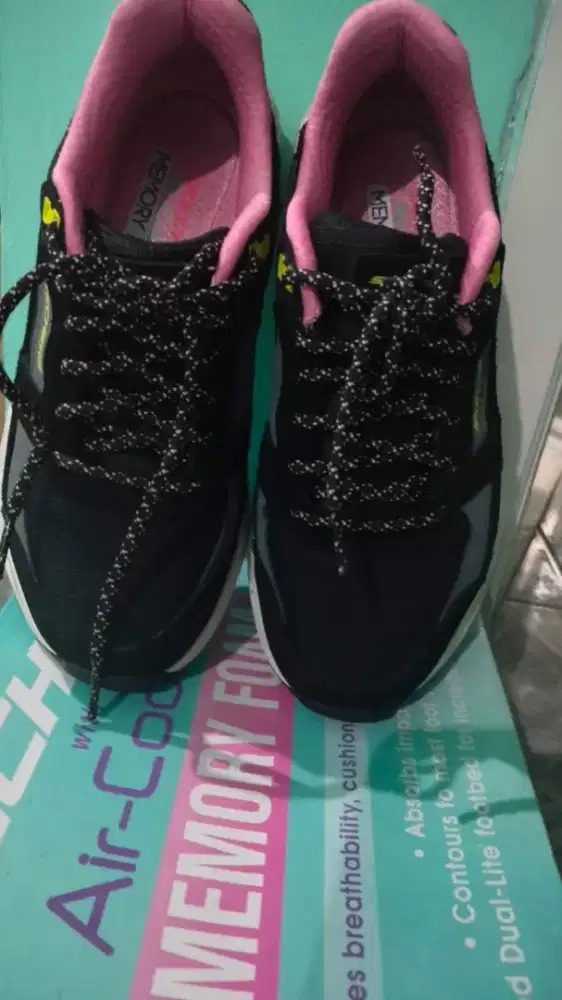 Sepatu skechers wanita size 36