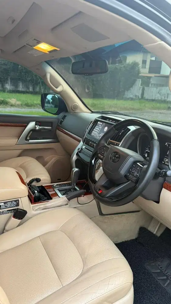 Toyota Land Cruiser UK VX200 2012 Diesel AT Hitam