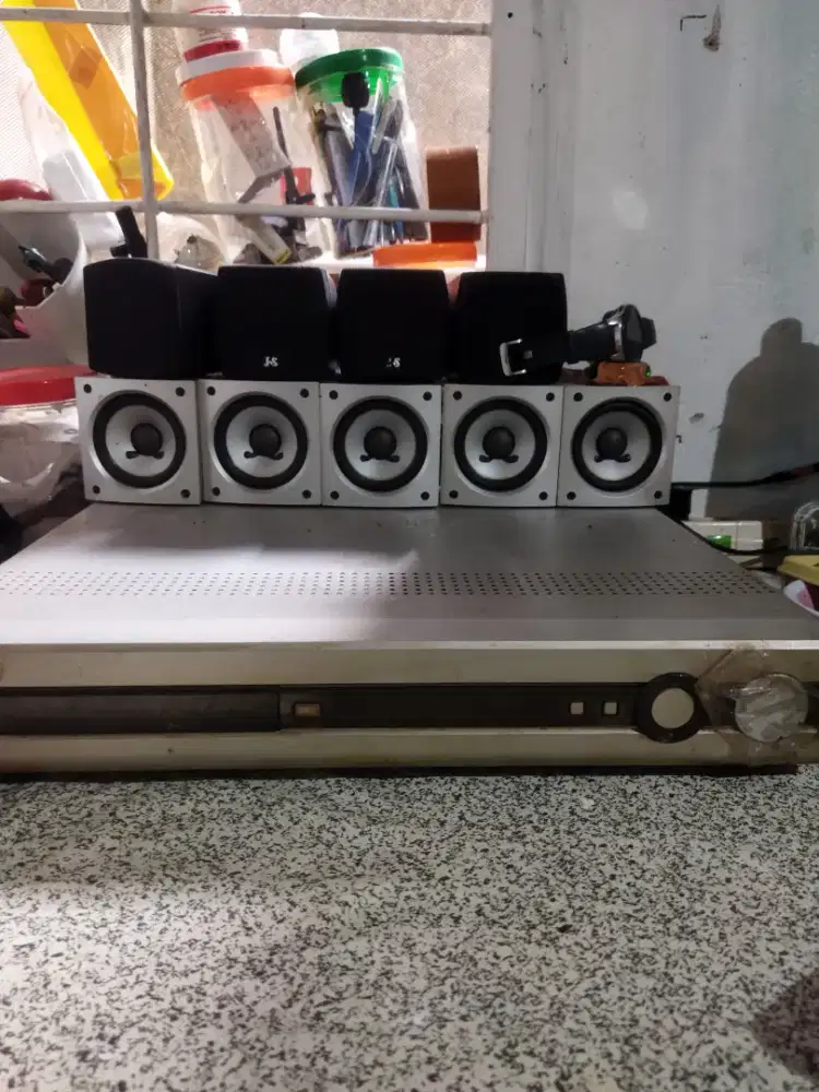 Dijual amplifier merk Philip 1 set berikut 5 speaker mini