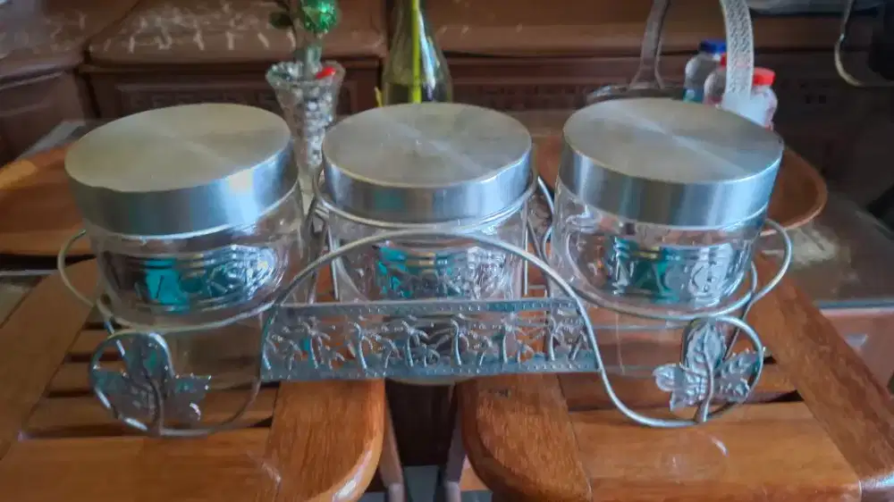 Set Toples Kaca 3-in-1 Mewah dengan Rak Kawat Ukir Elegant