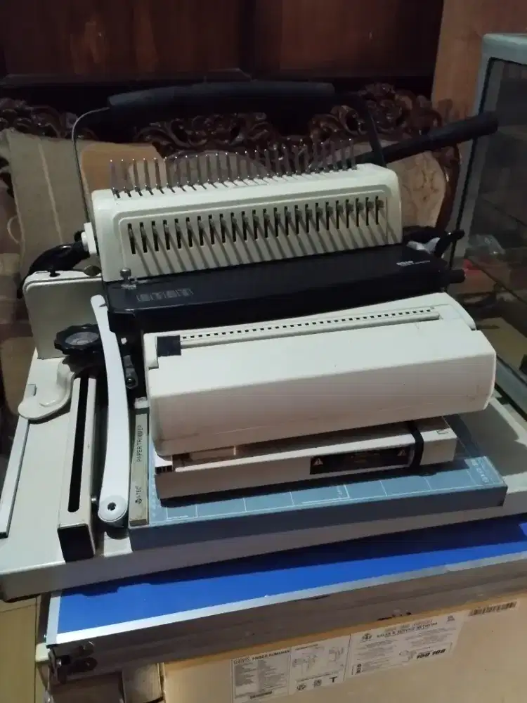 Alat potong kertas dan alat jilid spiral