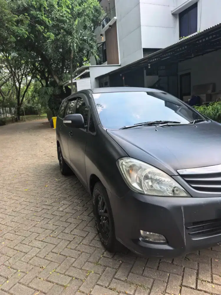Toyota Innova tahun 2011 Bensin Manual warna Hitam