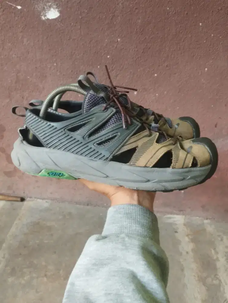 Sepatu sandal gunung