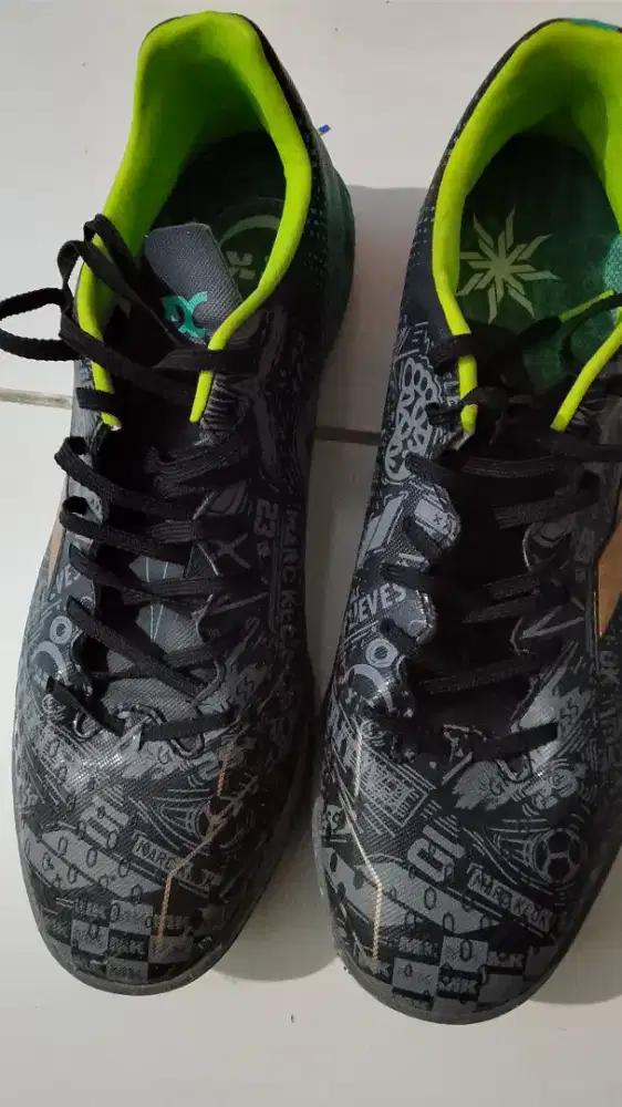 Sepatu bola Mills edisi MK turf