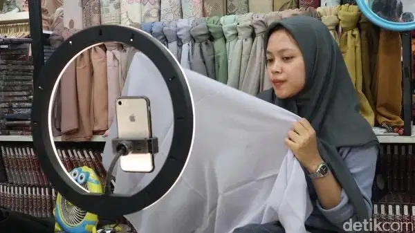 Dibutuhkan pegawai toko jilbab