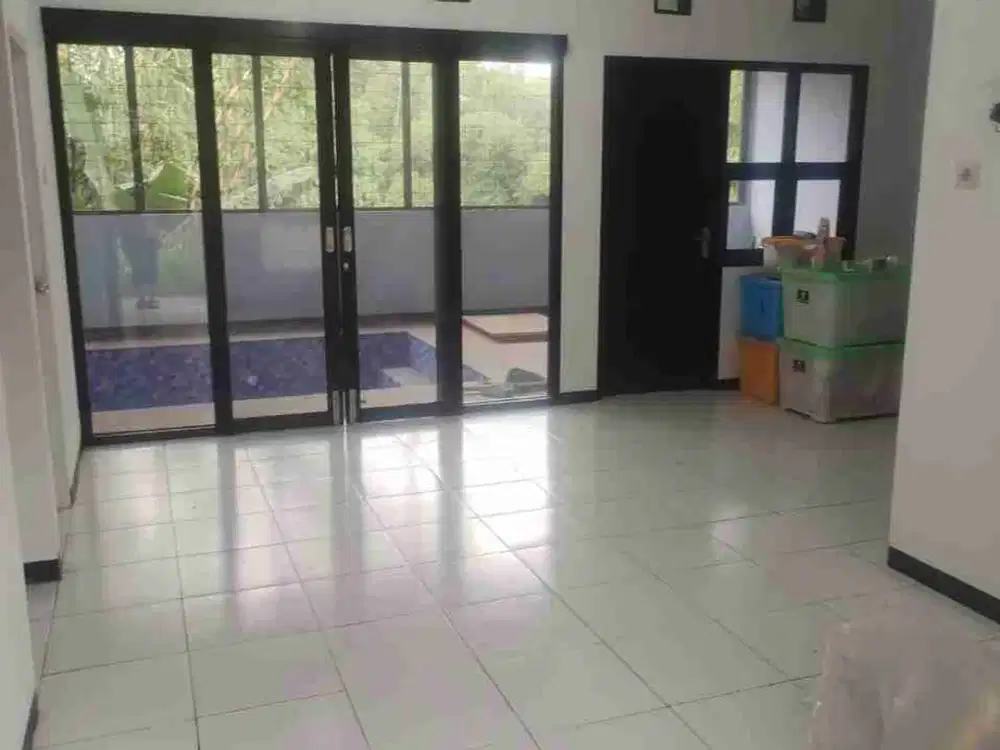 Ada kolam renang siap huni di taman Kopo Katapang