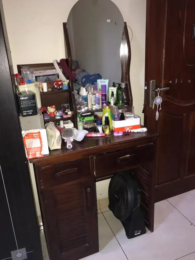 Meja rias kayu bekas
