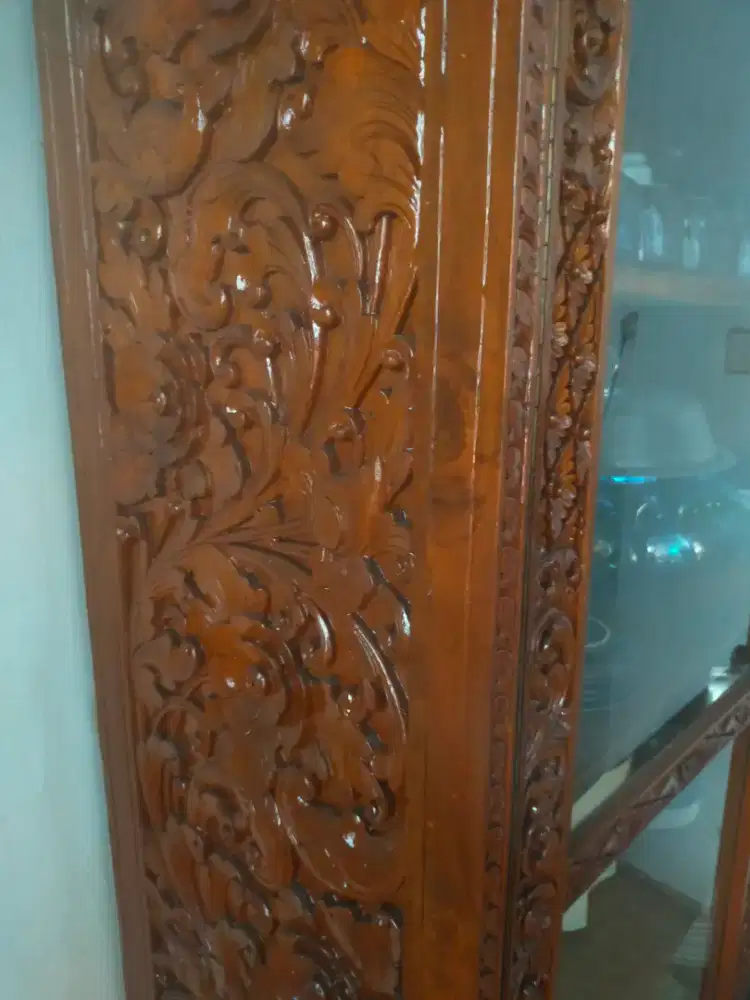 Lemari ukir Bali jati