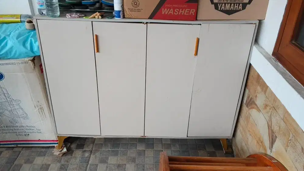 Lemari sepatu 4 pintu