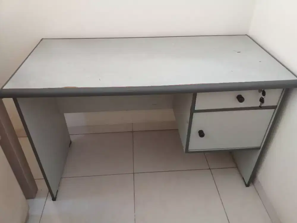 Meja kerja dari kayu